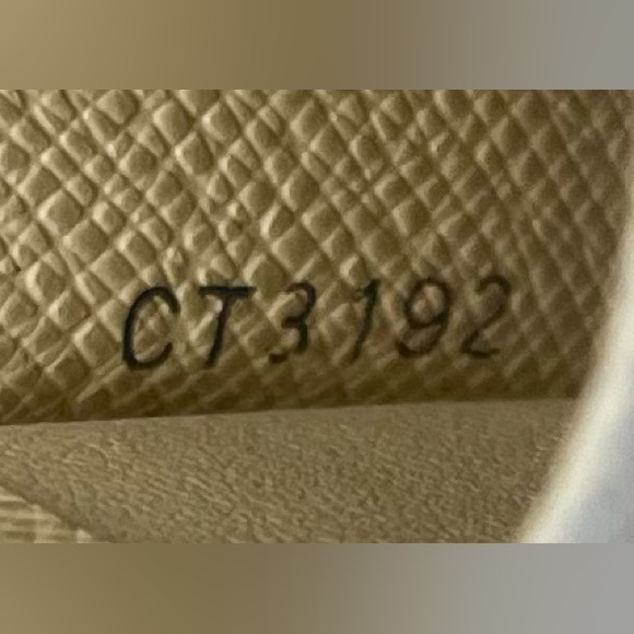 Louis Vuitton Damier Azur Key Holder - Picture 13 of 17